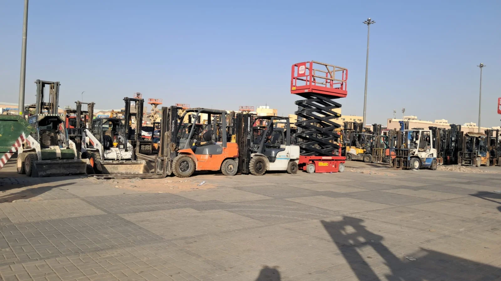 للأيجار رافعات شوكية ورافعات مقصية في الدمام وجده و الرياض576778672