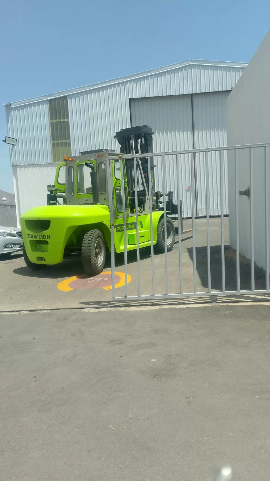 Manlifts مانلفت للايجار..سيزر لفت scissor lifts للايجار.. رافعات شوكيه forklifts للايجار