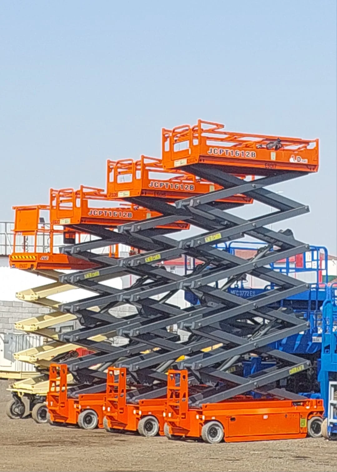 Scissor lifts and manlifts for rental