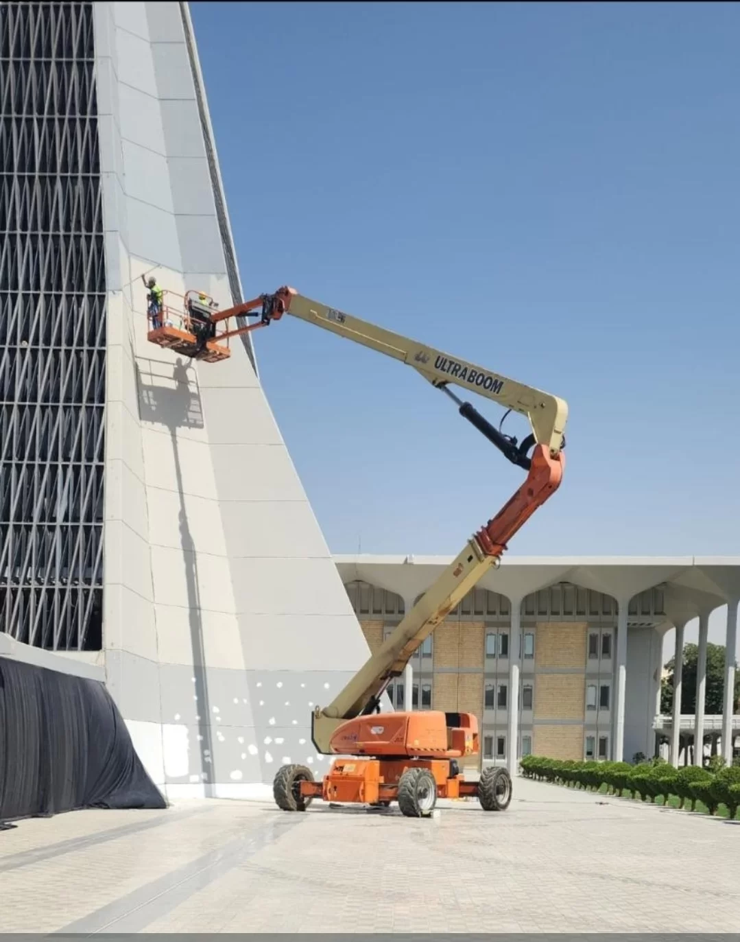 سيزر لفت للايجار سقالات كهربائيه للايجار