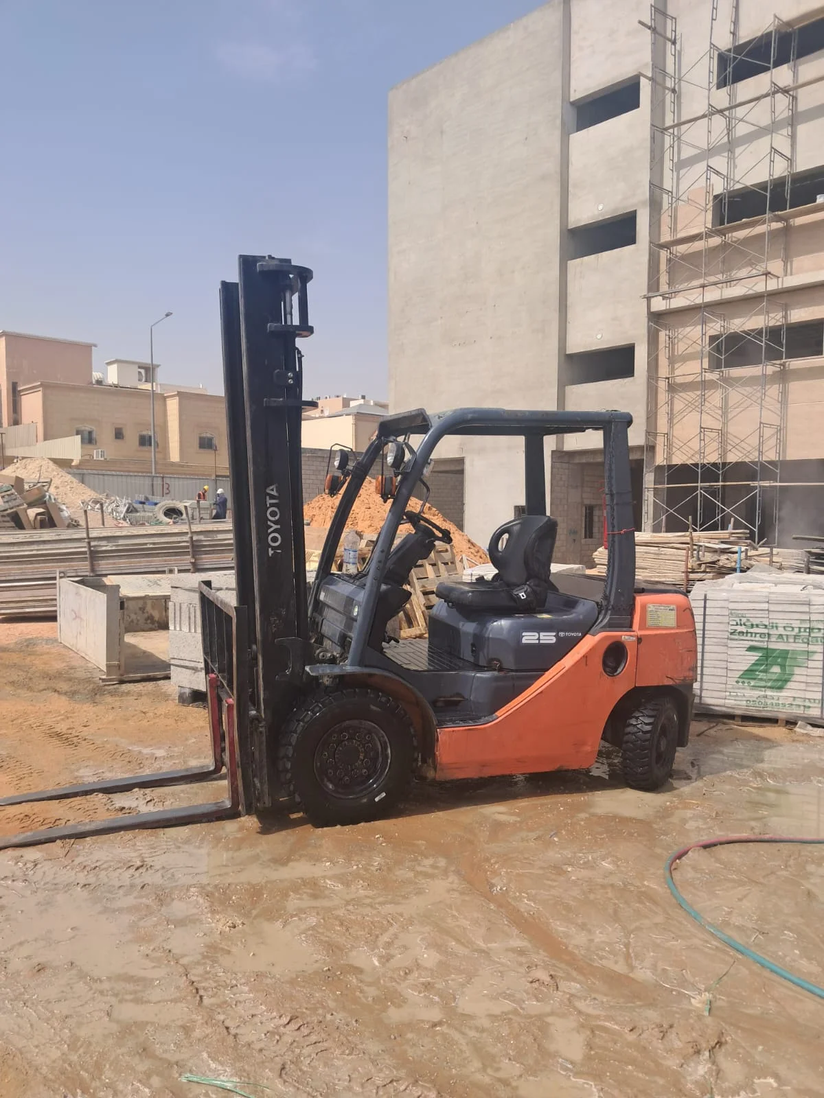 رافعة شوكيه للأيجار الدمام بحاله جيده