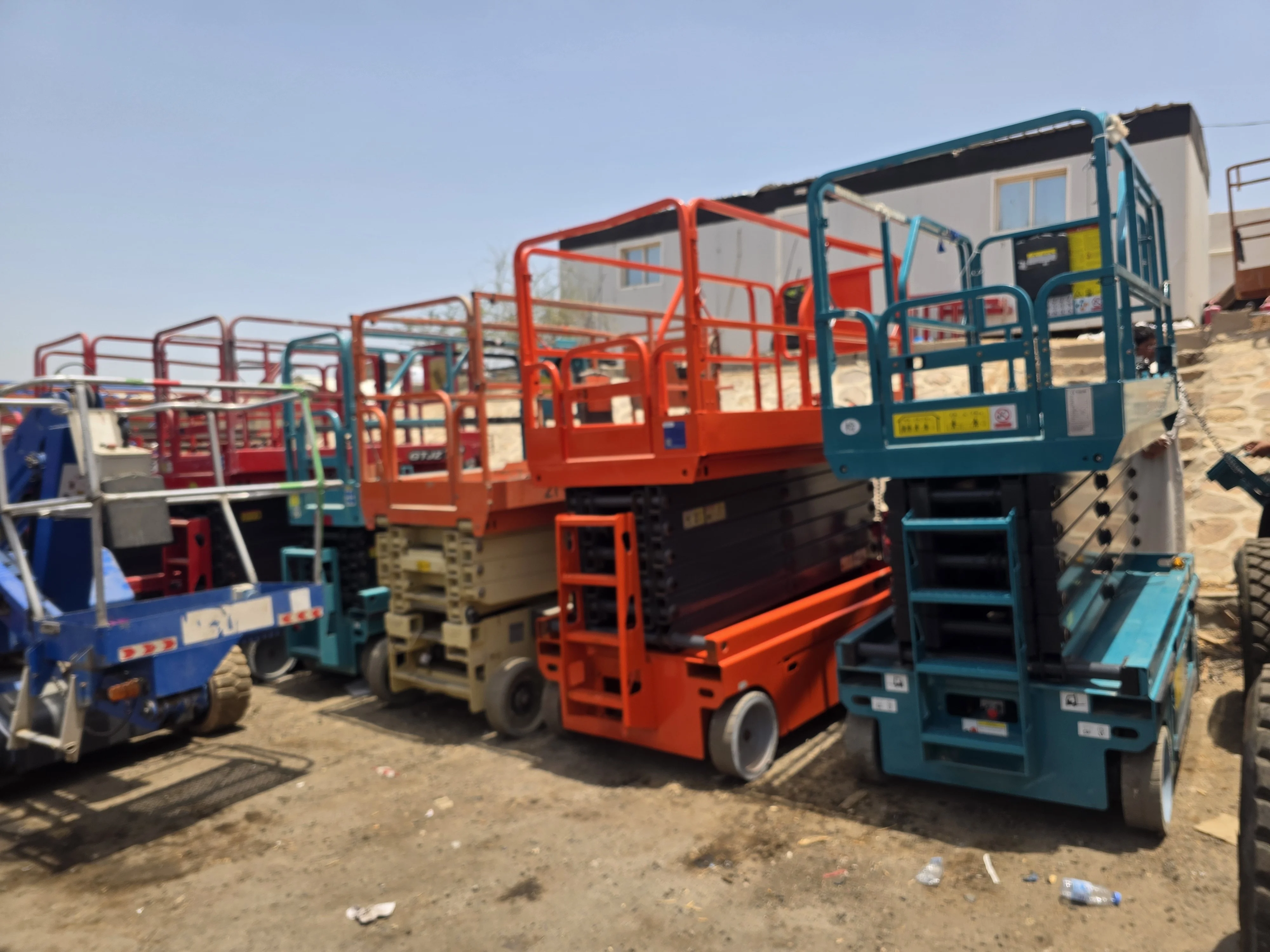 سيزرلفت للايجار/Scissor lifts for rent/م10م12م14م16م18م20م