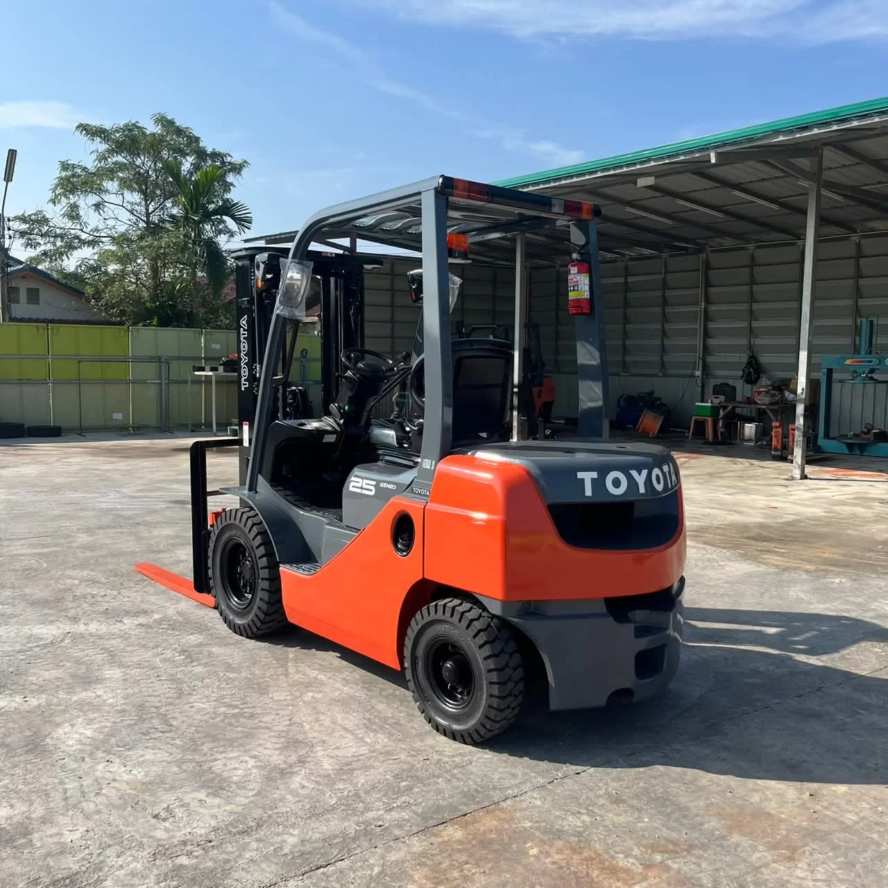 Diesel electrician | Forklift rental Dammam - Saudi Arabia - Riyadh - Forklifts near me - From 1.5 tons to 30 tons