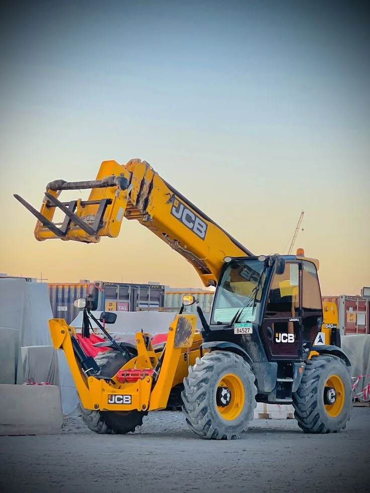 تأجير جي سي بي (JCB) في الرياض وشرق الرياض بأفضل الأسعار. نوفر معدات حديثة لأعمال الحفر، التكسير، الترديم، وتسوية الأراضي للمشاريع والفلل. للإيجار اليومي والشهري مع سائقين محترفين وتوصيل سريع لجميع أحياء شرق الرياض. اتصل الآن: 0558301865