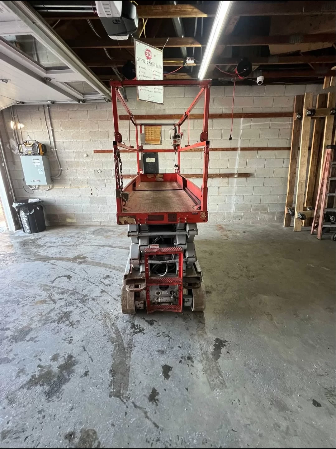 تأجير رافعات مقصية سيزرلفت 8م 10م 12م 14م 16م في الدمام الجبيل الخبر بقيق | Scissor Lift Rental Saudi Arabia